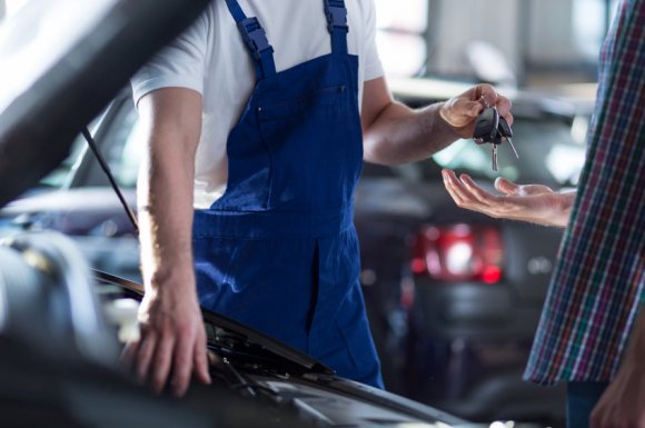 Révision complète de véhicule dans un garage automobile à Briord